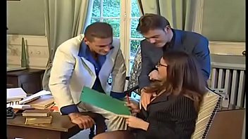 அலுவலகத்தில் புருஷன் முன்னாடி புண்டை விரிக்கும் தேவடியா Tamil Mom