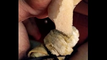 Thủ d_m với khăn và nước xà phòng