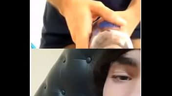 Sborra Nel Bicchiere Mentre Il Ragazzo Lo Guarda Eccitato