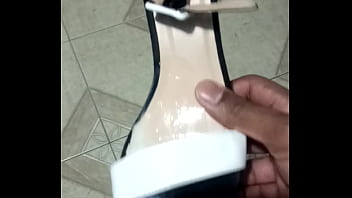 Batendo Uma E Gozando Na Sandalia Da Amiga