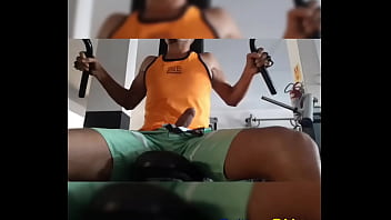 Mostrando O Pau Duro Na Academia