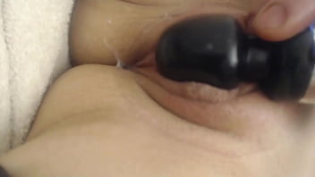 Domi Makes Her Pussy Squirt