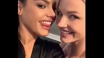 Lesbians Kissing - hot, lesbians - Video 3122953