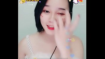 Em gái tóc ngắn xinh xắn tr_n Uplive