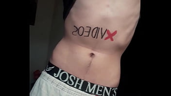 Chico Enseña Su Torso