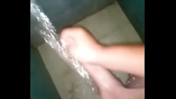 Venezolano Se Pajea En El Baño