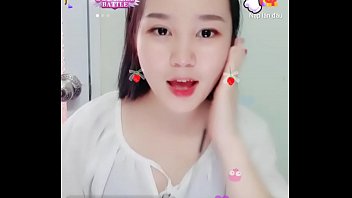 Em gái dễ thương hát tr_n Uplive