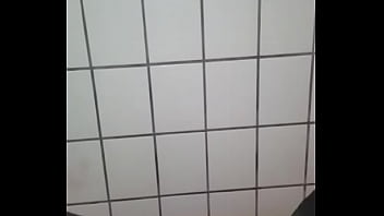 Masturbando No Banheiro De Bermuda.