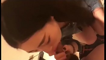 2 vợ chồng đi xem phim xong vật quá l_i nhau vào toilet địt lu_n