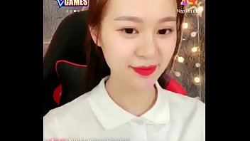 Em Gái áo Trắng Tinh Kh_i Ngồi Livestream Tr_n Uplive
