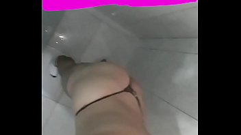 Rebolando Oo Cuzinho Rosa No Banheiro