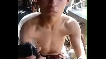 Gago Safado Com Pedra Na Boca Se Arrumando Pra Ir Na Pissaria