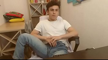 E Cachondo Se Toca Frente A Wepcam