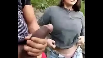 Esta Puta Hace Una Paja Rusa En El Parque