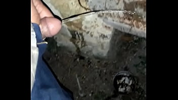 Mi Verga Orinando En El Rancho