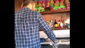 Sexy Vendedor Baila Siempre A Clientes