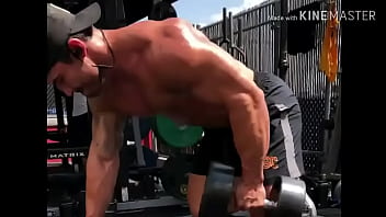 Homem Sarado Todo Suado Na Academia