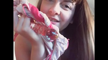 Eccitante Orgasmo Bagnato Per Quella Grande Puttana Di Tua Madre Vieni A Spiarla