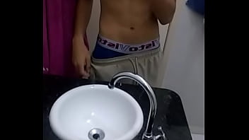 (novinho Punheteiro) Sensualidade Na Bermuda Tactel - Parte 1