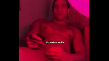 Macho Gostoso Testando A Luz Do Quarto