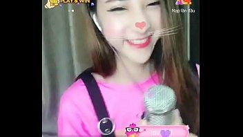 Em Gái Xinh Xắn Ngồi Hát Tr_n Livestream Uplive
