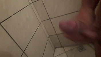 Batendo Uma Punheta No Banho - masturbation, solo, big-dick, punheta, soloboy, rolagrande - Video 3094057