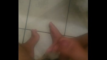 Latino Se La Vuelve A Jalar Hasta Venirse Rico