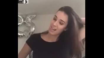 Chica Hermosa Enseñando Su Tanguita