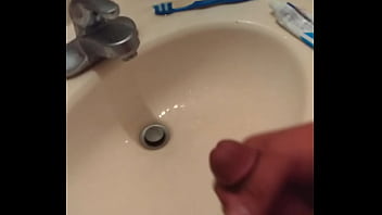 Me Masturbo En El Baño Y Me Vengo