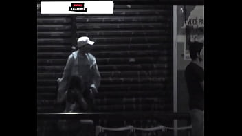 Mulher Faz Sexo Oral No Parceiro, Em Parada De _nibus Na Rua