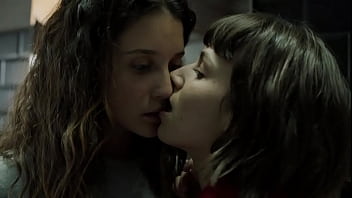 Money Heist S1 Ep8 - Kiss Between María Pedraza _rsula Corbero