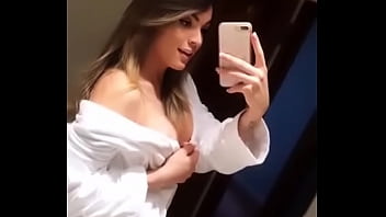 Luana Splendore Seduzindo Em Seu Banheiro