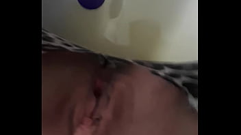 Pisse In Leggins In Die Badewanne