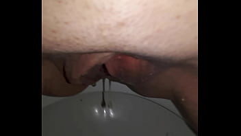 Pisse An Der Arbeit Auf Die Klobrille Und Boden