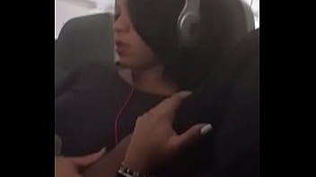 Batendo Escondido No Avião