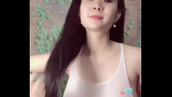 Em trễ áo khoe vú sệ