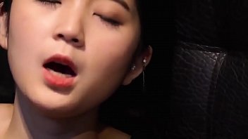 Em gái dễ thương đang xem sex rồi thủ d_m thì bị anh trai phát hiện...