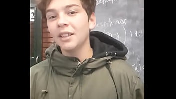 Colegialo Acaricia Sensulamente Una Cuadrenola Y Se Viene Adentro De Ella