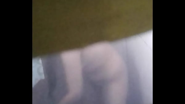 Espiando A La Vecina Casi Se Da Cuenta