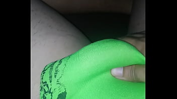 Me Toco Y Ella Me Mira Por La Ventana