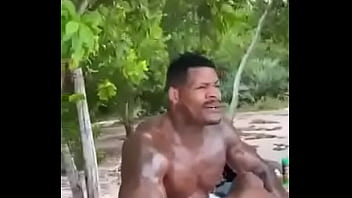Negro Dotado Musculoso En La Playa / Negao Dotado Musculoso Na Praia
