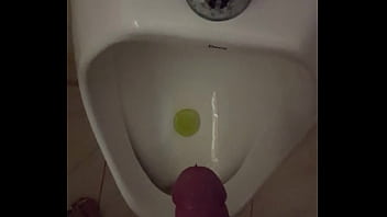 Mijando No Mictório