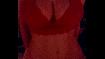 Tetona En Lencería Roja Disfrutando