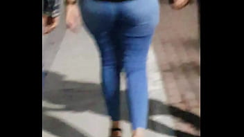 Hermosas Nalgas En Pantalon Azul Caminando Esta Bien Buenota...(1a Parte)