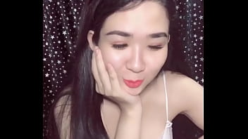 Một em máu d_ khoe vú