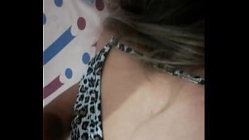 Gozando Nos Peito Bronzeado Da Esposa