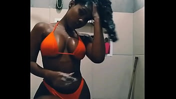 Gostosa Dançando Funk E Depois Tomando Banho Ficando Molhadinha