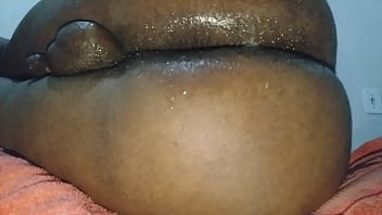 Arrombando O Cuzinho Com O Brinquedo Novo