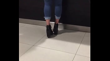 Fátima Segovia _ La Chuecona_ - Culazo En Centro Comercial 1/2