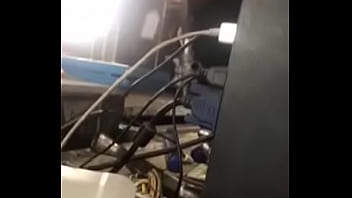 Garoto Gay Safado Masturbando Uma Peça De Carro